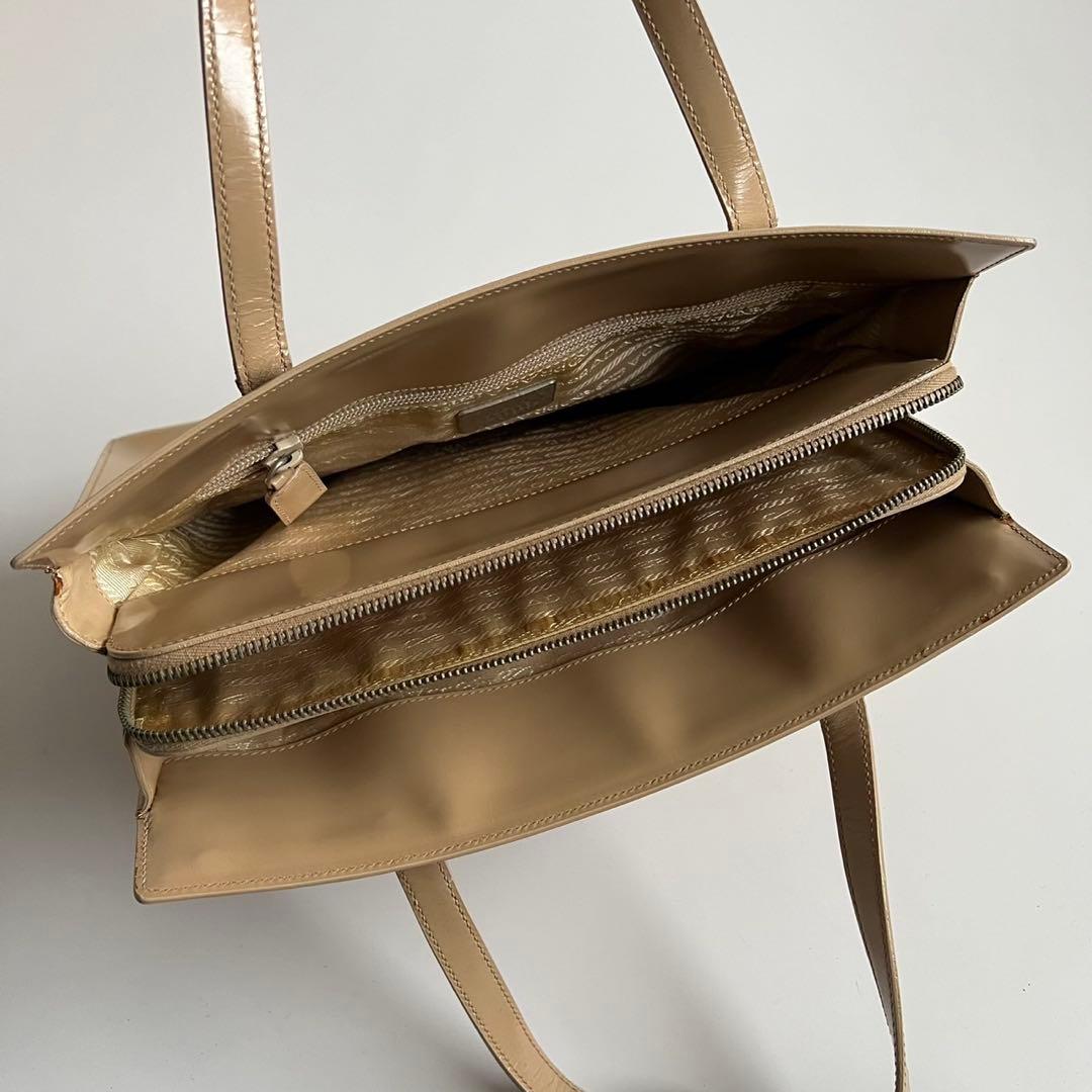 バッグ PRADA ENAMEL PATENT LOGO TOTE HAND BAG