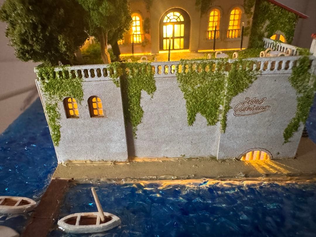 ヘ*ン様 紅の豚　ホテルアドリアーノ　ジオラマ完成品 ケース付き　電飾加工