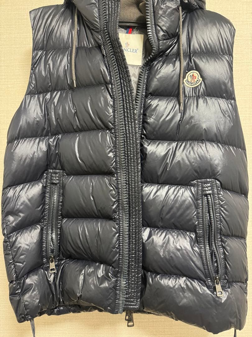 MONCLER ダークグレー ダウンベスト フード付き