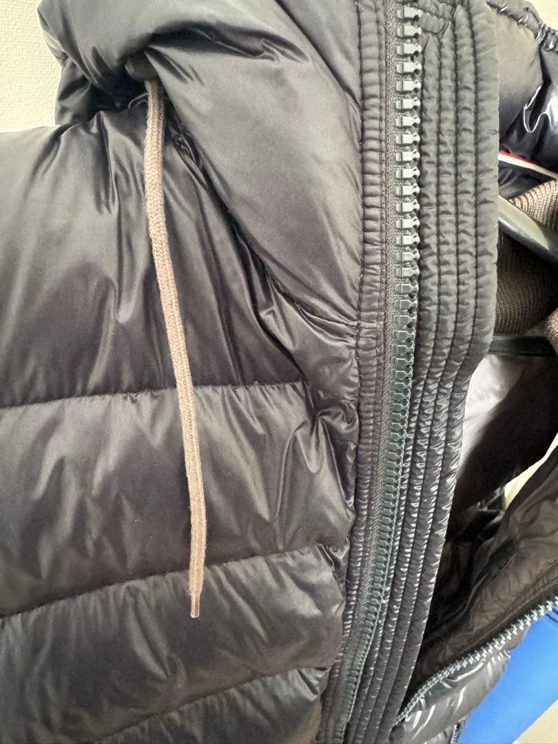 MONCLER ダークグレー ダウンベスト フード付き