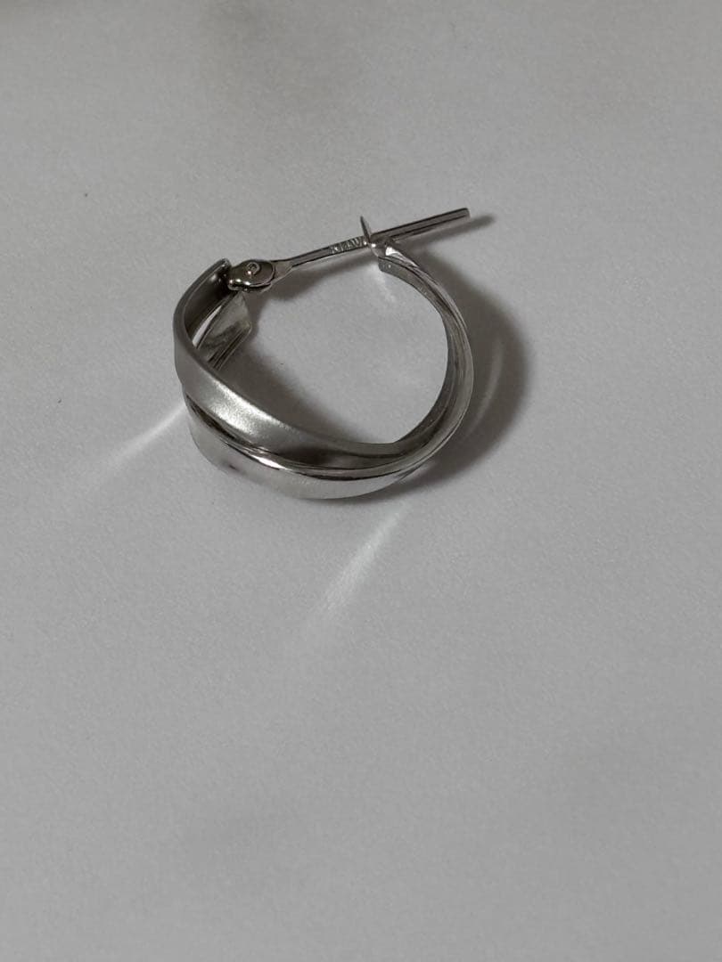 テイクアップ　ヒネリツインフープM　WG ホワイトゴールド K14/K10