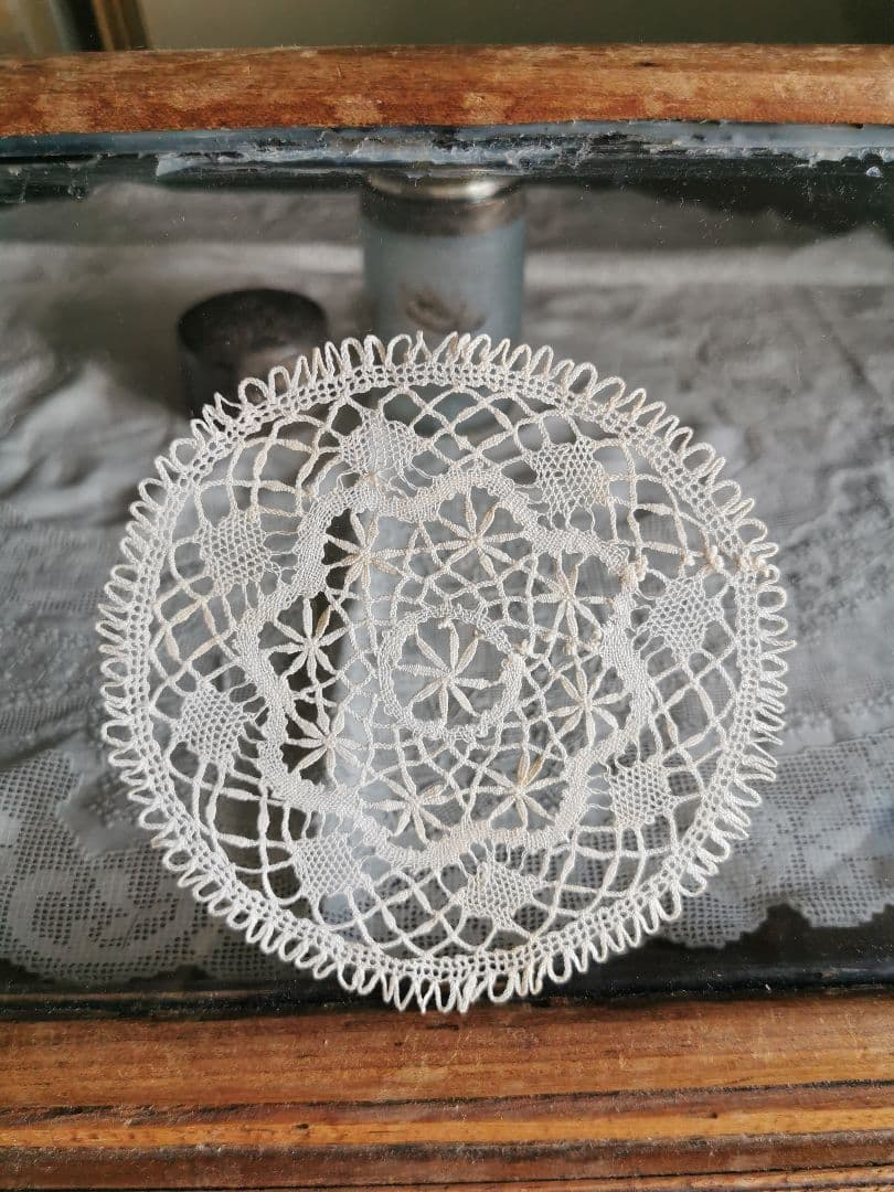 アンティーク ベルギーブルージュ ごく細い糸の線状の花 繊細なボビン編みレース