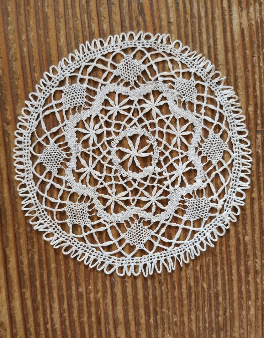 アンティーク ベルギーブルージュ ごく細い糸の線状の花 繊細なボビン編みレース