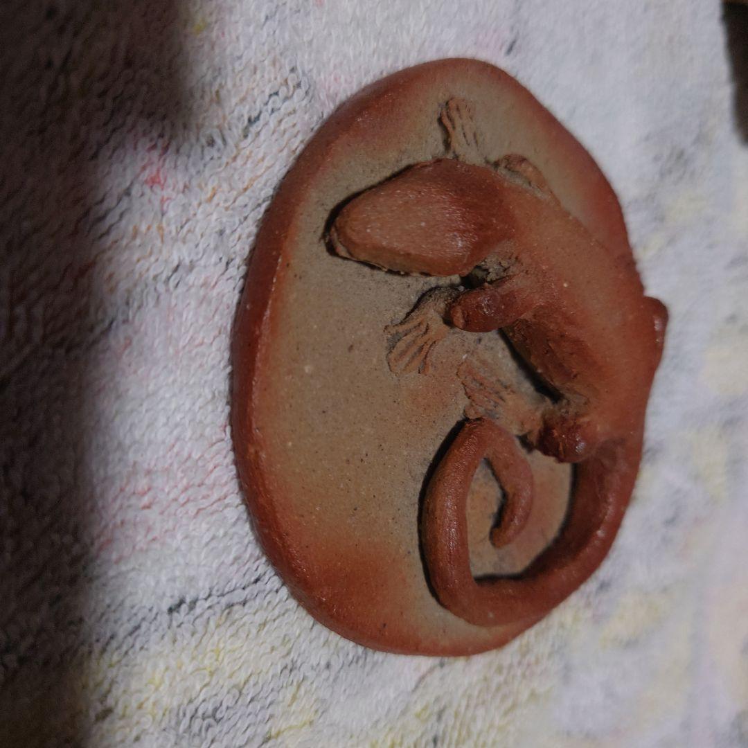 自作の備前焼き　トカゲと小さな台座