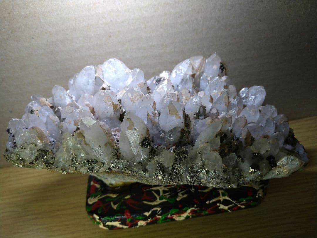 青森県産のパイライト水晶クラスター