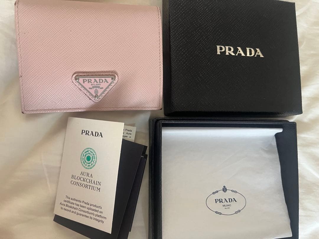 PRADAサファイアーノ二つ折り財布