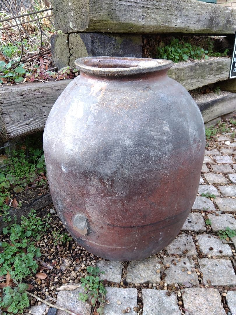 備前焼の壺　(穀物入れ)