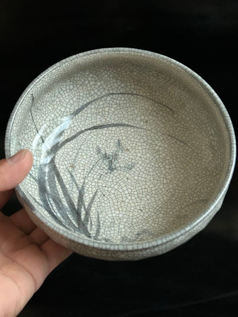 美しい古美術◾️蔵からステキな春蘭の描かれた雰囲気の良い陶器がでて来ました。