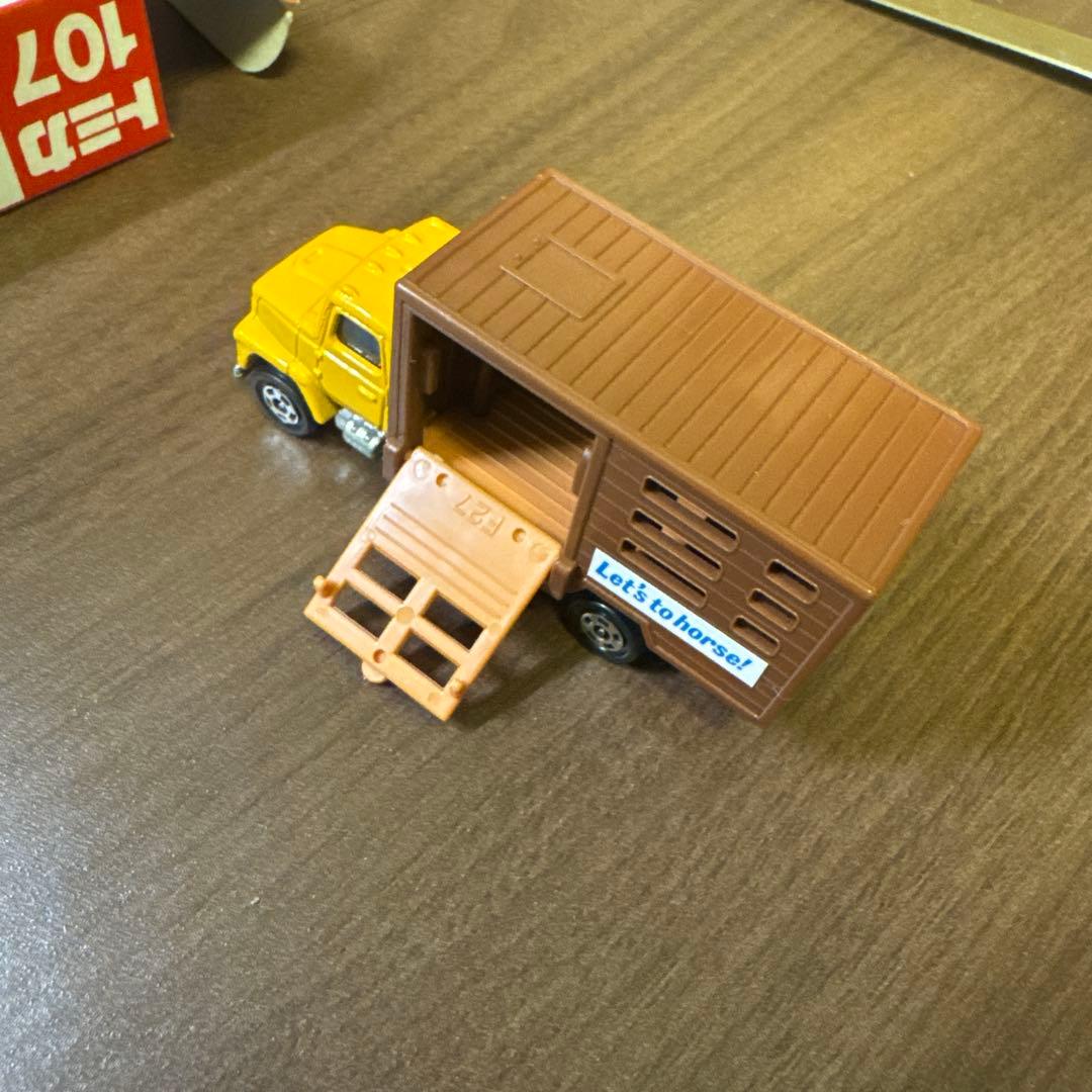 タータンです　トミカ フォードキャトルトラック 107 赤箱 日本製