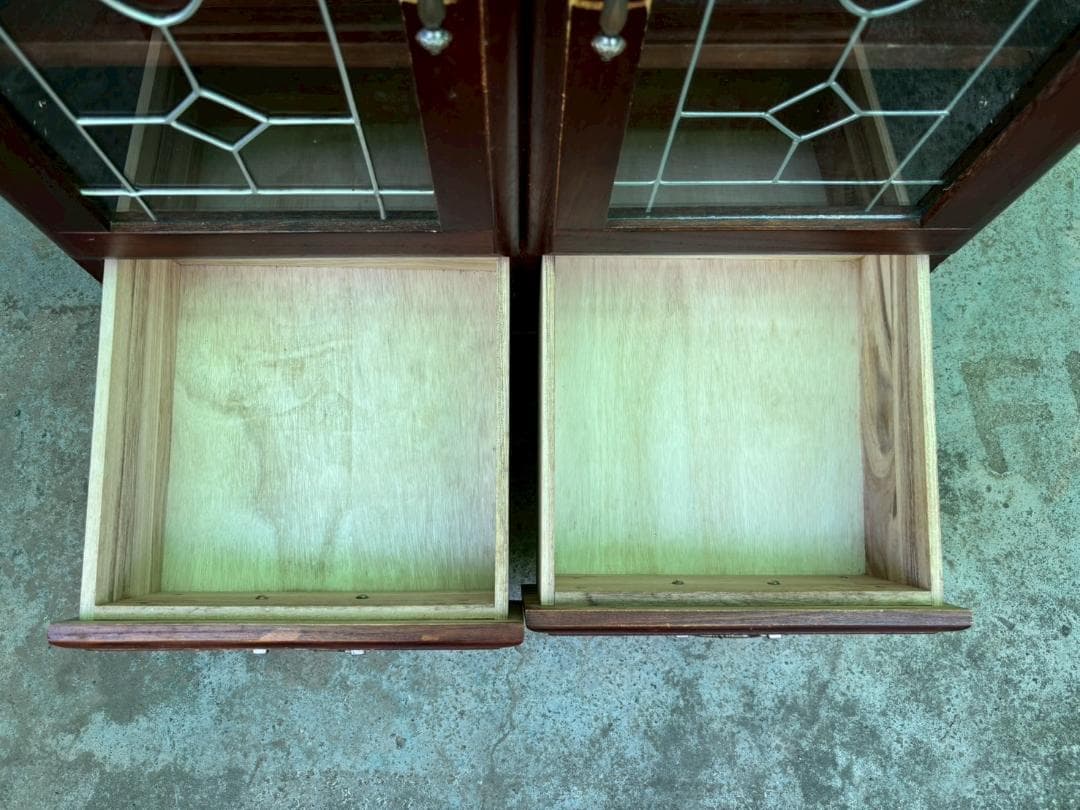 ステンド調　アンティーク　キャビネット　ガラス扉　ガラス戸棚　レトロ　インテリア