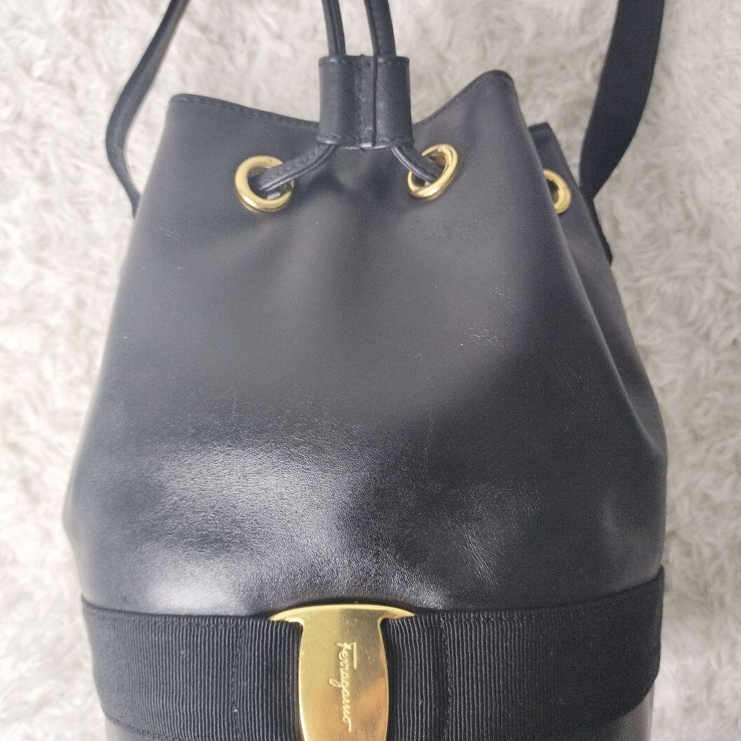 美品✨フェラガモ 巾着 ショルダーバッグ ヴァラ ガンチーニ ブラック