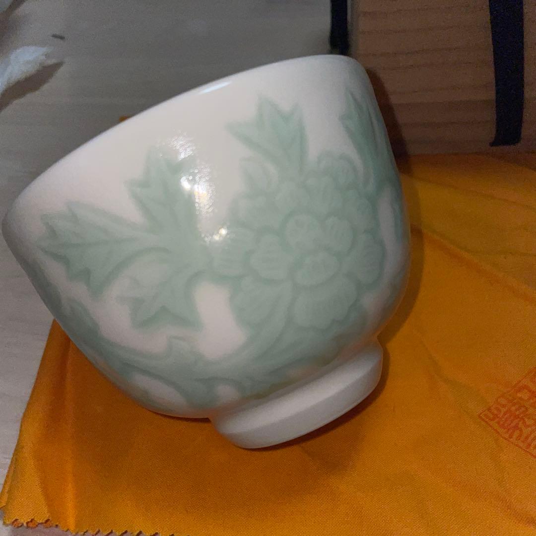 人間国宝 井上萬二 白磁 緑釉牡丹彫文 抹茶碗