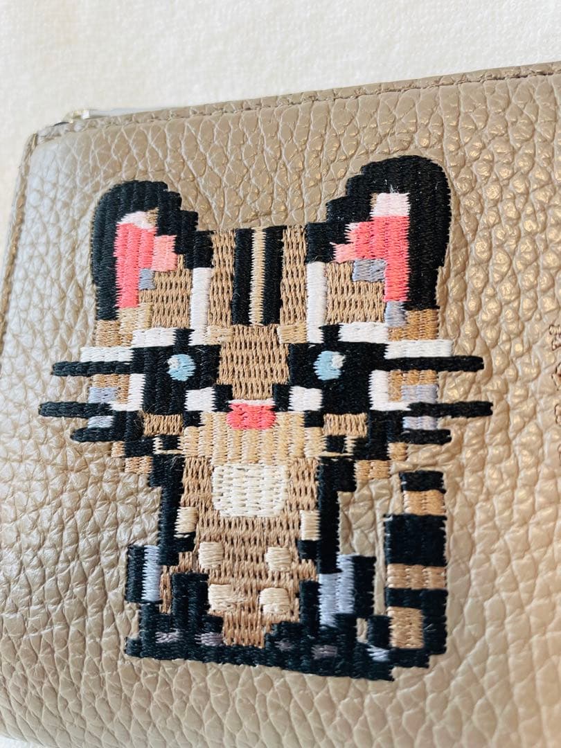 【 美品✨️】ATAO チェスZOO イリオモテヤマネコ 刺繍 ミニ財布 トープ