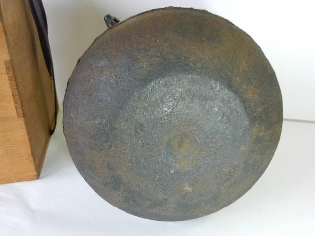 釜師「清光」作「萬代屋釜」（高１９．５㌢、口９．５㌢、胴２１．５㌢）