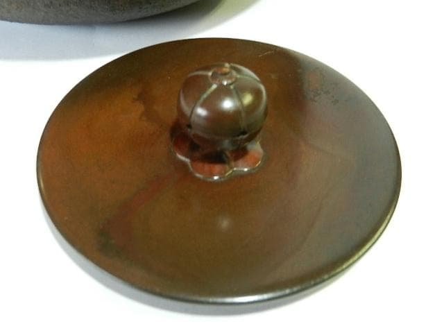 釜師「清光」作「萬代屋釜」（高１９．５㌢、口９．５㌢、胴２１．５㌢）