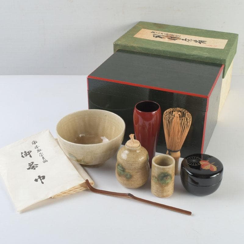 茶道具　桐木地本漆塗　利休茶箱　茶碗　棗　香合など　八点　一式　M　9549