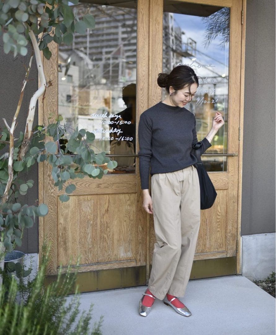 ゆったりシルエットのコクーンパンツ