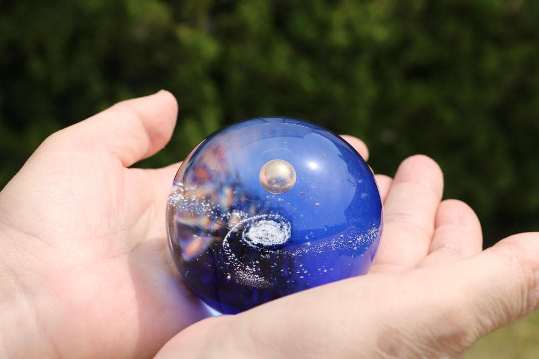 宇宙の銀河をモチーフにしたオブジェ 惑星 ガラスのアーティスト ワタナベカズオ