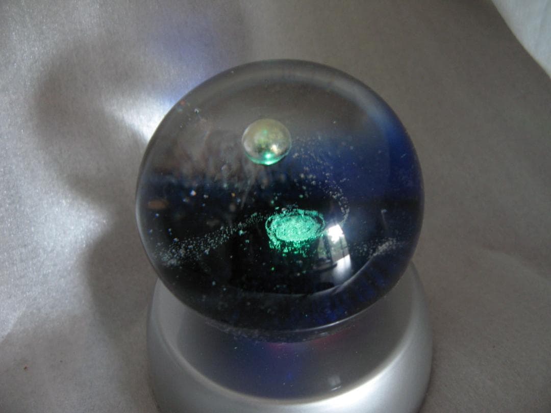 宇宙の銀河をモチーフにしたオブジェ 惑星 ガラスのアーティスト ワタナベカズオ