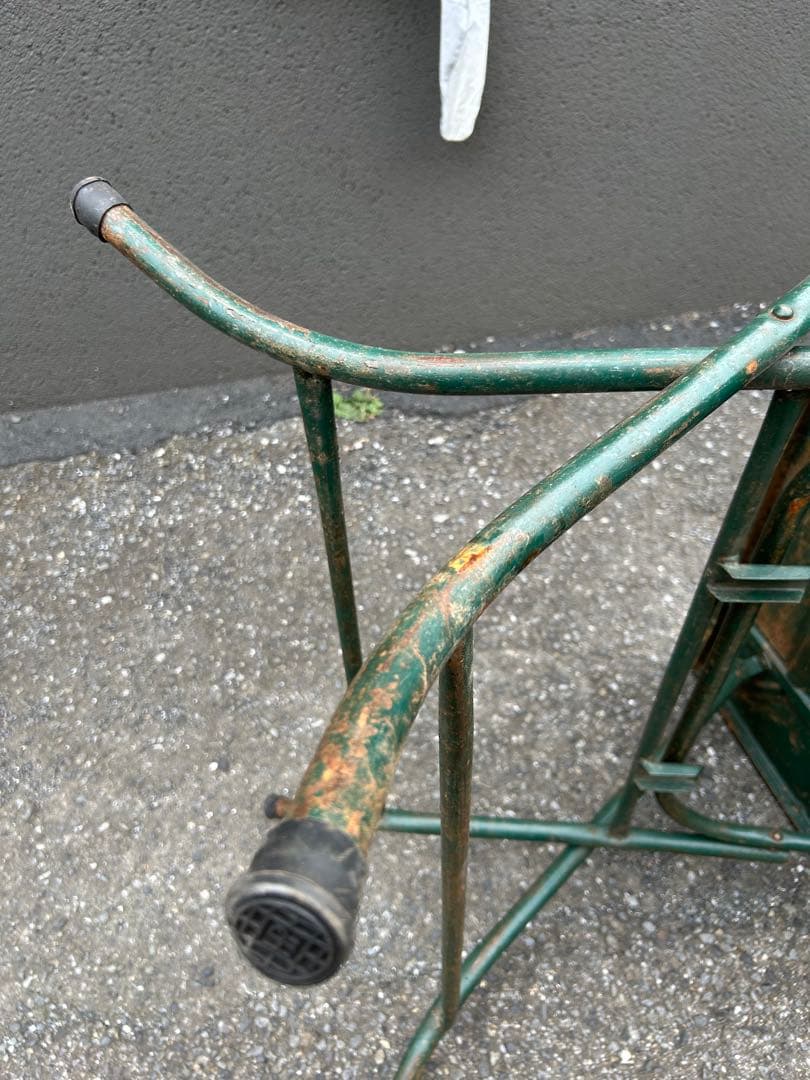 ビンテージ　折りたたみ式金属テーブル