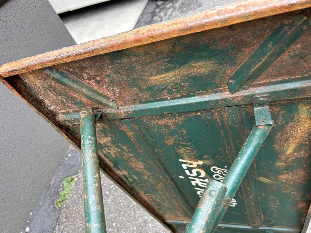 ビンテージ　折りたたみ式金属テーブル