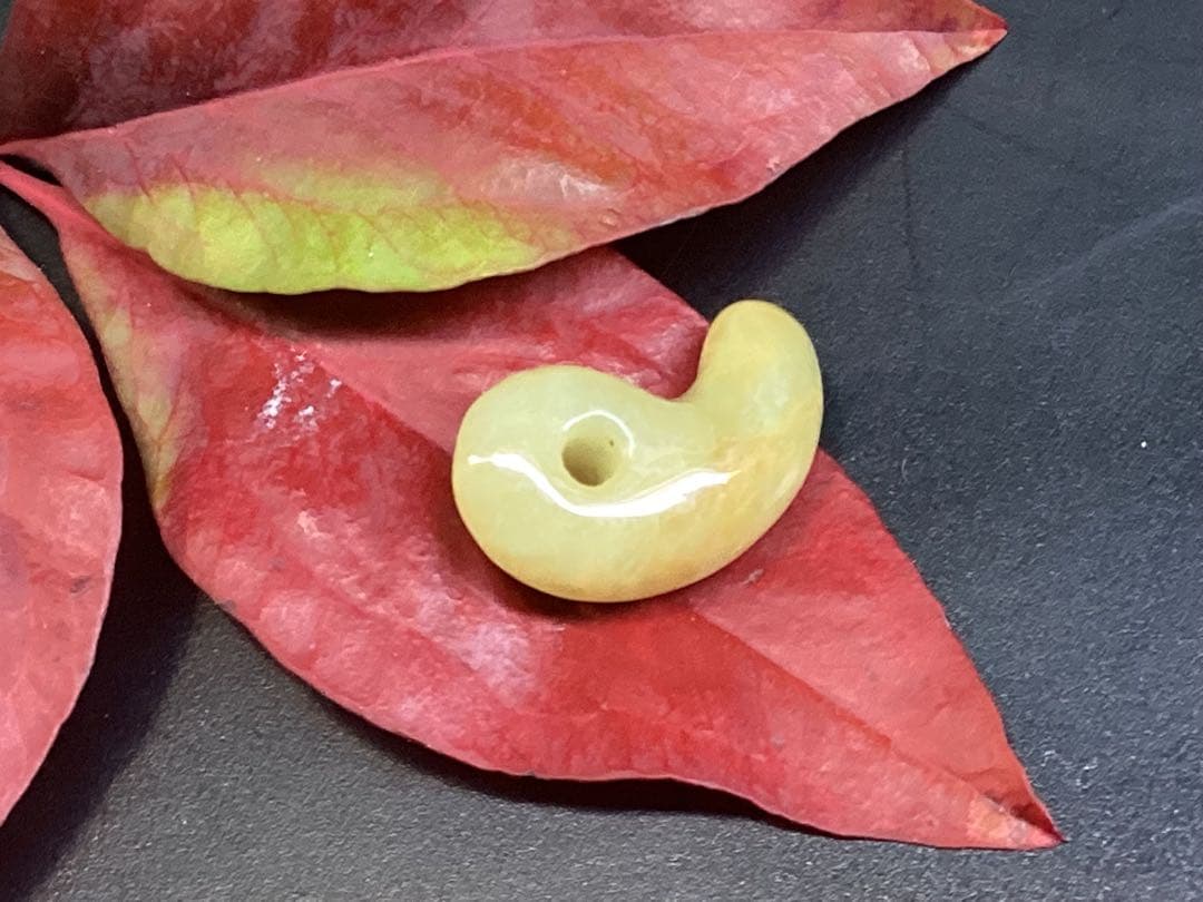 ⭕️超極上レア物　✳一番数少ない幻の幸運の黄色‼️ 糸魚川翡翠勾玉ガラス質鑑定鑑別書