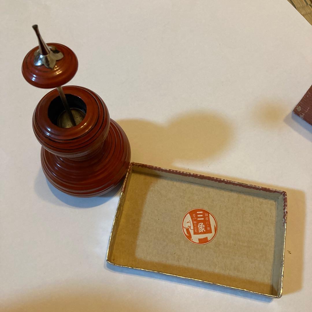 オレンジ色の漆器製振り出し茶道具　三象