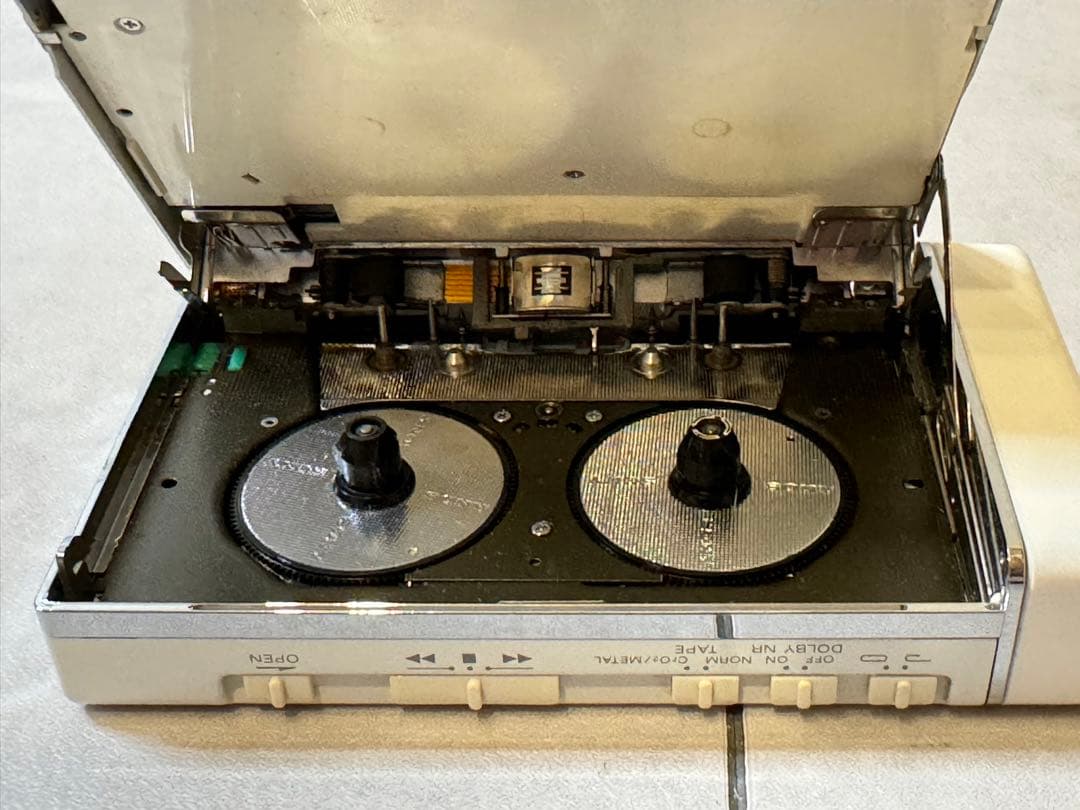 ジャンク ソニー カセットウォークマン SONY WM-F109 ホワイト