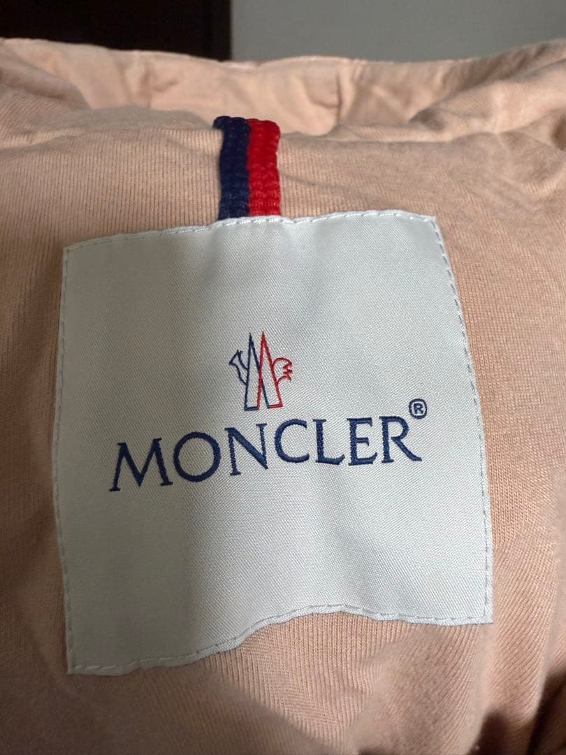 期間限定価格⭐︎MONCLER ピンクベージュ フード付きダウンジャケット
