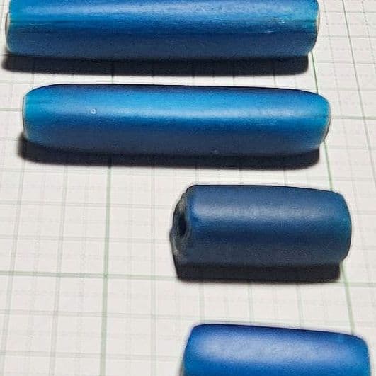 青色のアフリカとんぼ玉