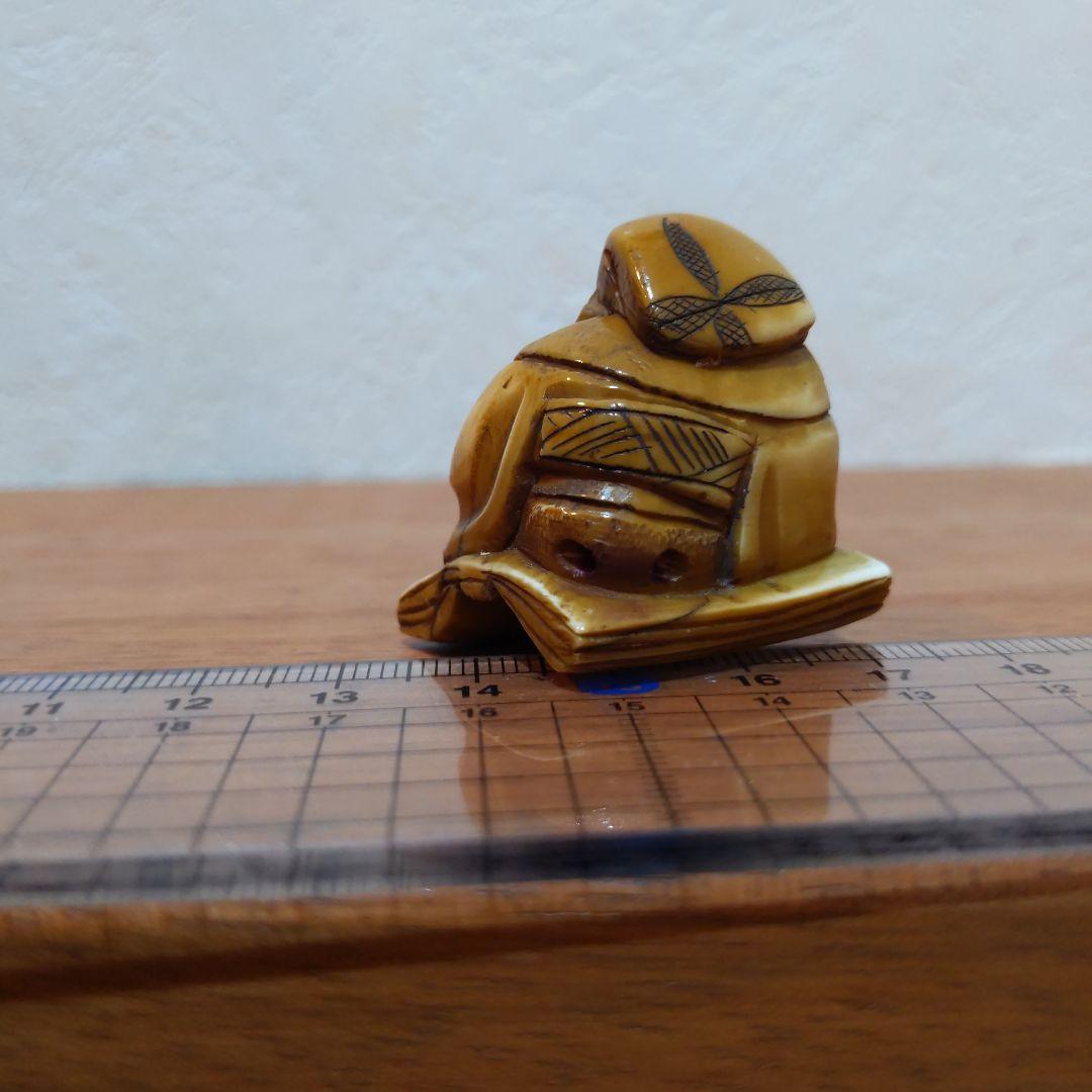 時代提げ物 七福神根付 天然素材 在銘【寿老人】高さ約3.4cm 重さ約24ｇ