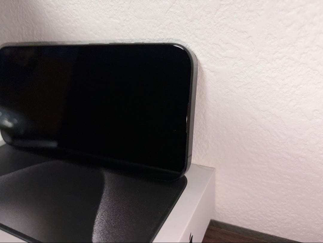 【極美品】iPhone15 Pro ブラックチタニウム　128GB 本体