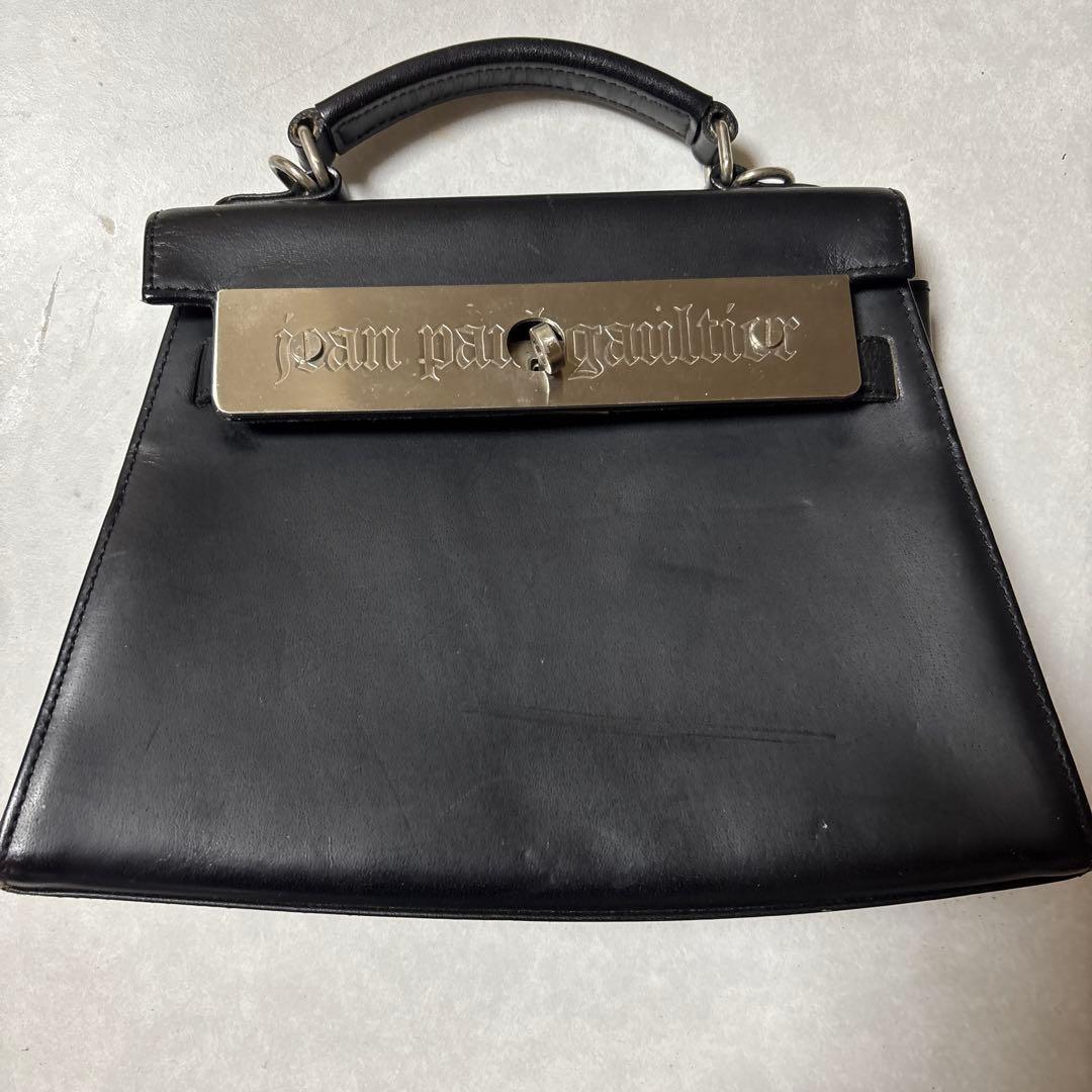 ジャンポールゴルチエ ブラックレザーハンドバッグ メタルロゴ付き