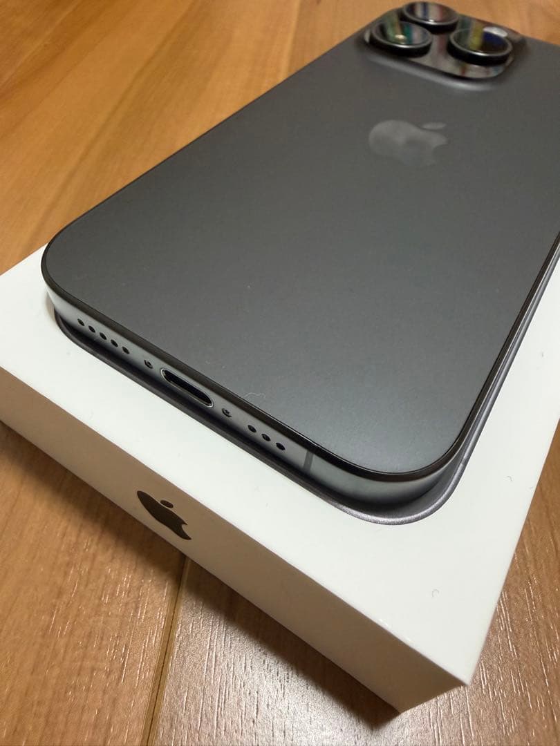 【美品】iPhone15 Pro ブラックチタニウム　256GB SIMフリー