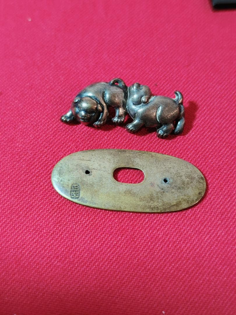銅地 狗児図 前金具 目貫 刀装具 骨董 古美術 和骨董 煙草金具 提物
