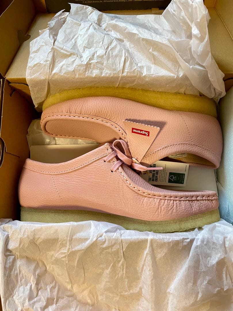 靴 Supreme Clarks Reflective Wallabee Pink