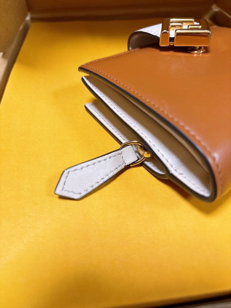 FENDI フェンディ　FFダイヤモンド　ブラウン＆カメリア　レザー 折り財布