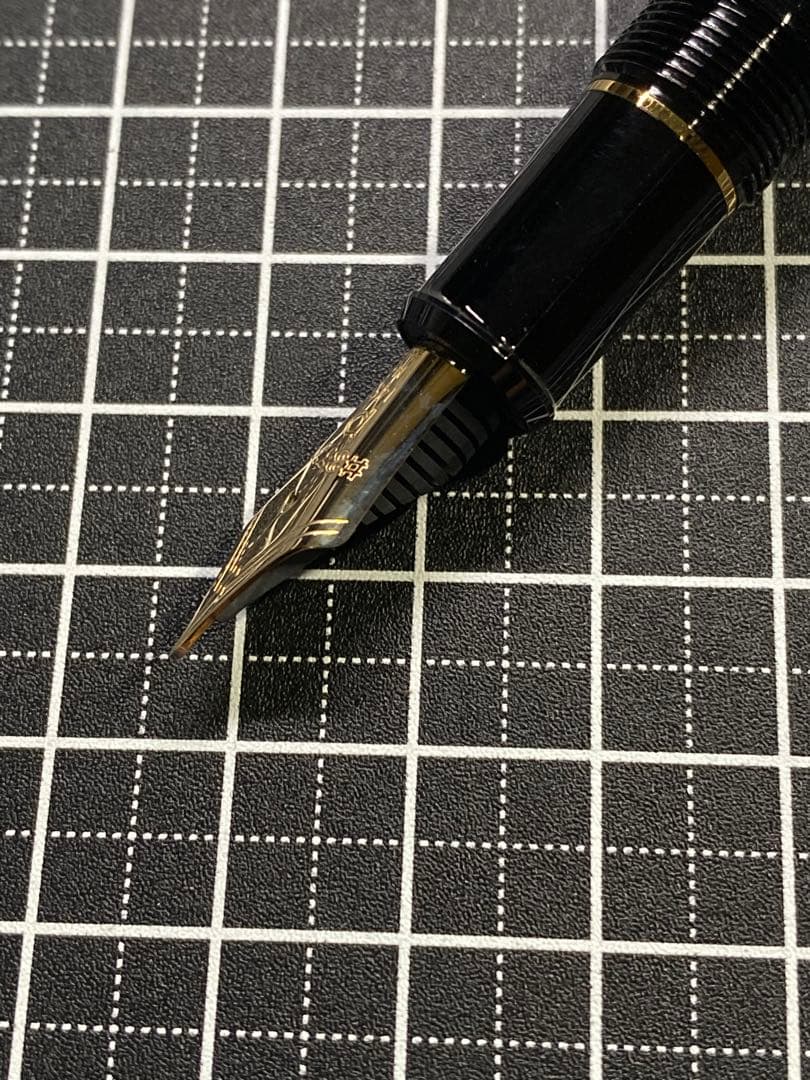 PLATINUM CENTURY #3776 廻り止め　招き猫　万年筆　字幅M