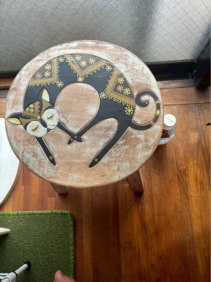 猫デザインの木製スツール