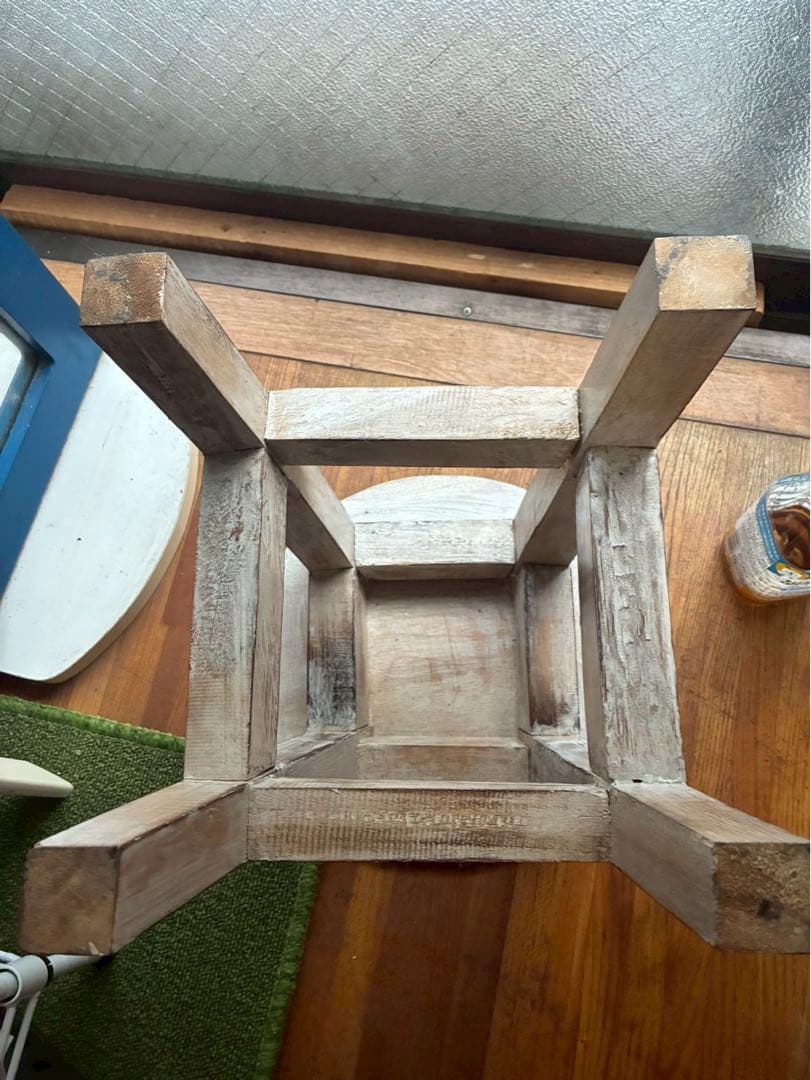 猫デザインの木製スツール