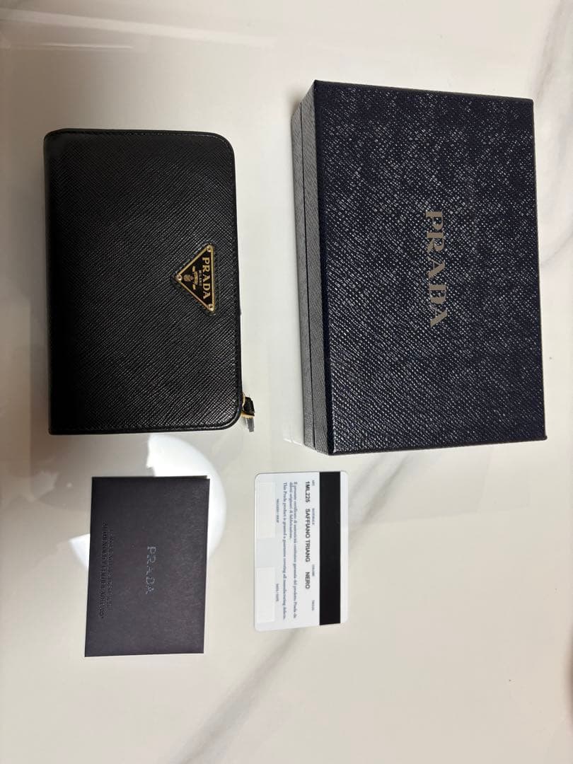 PRADA ブラック 二つ折り財布　値引き可能