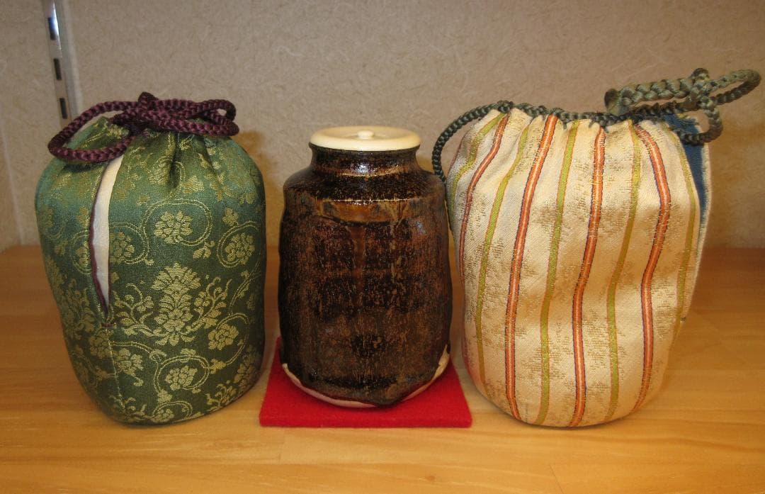 送料込【逢絢亭】茶道具 茶入 美濃焼 瀬戸 肩衝形 仕覆２点 加藤芳右衛門 共箱