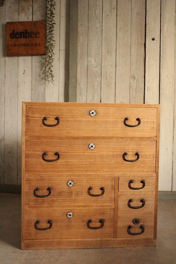 古い小ぶりな木製の引き出し7杯　タンス　チェスト　古家具