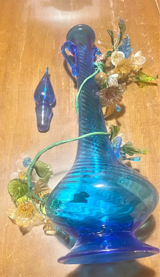 青色ガラス花瓶 花の装飾付き