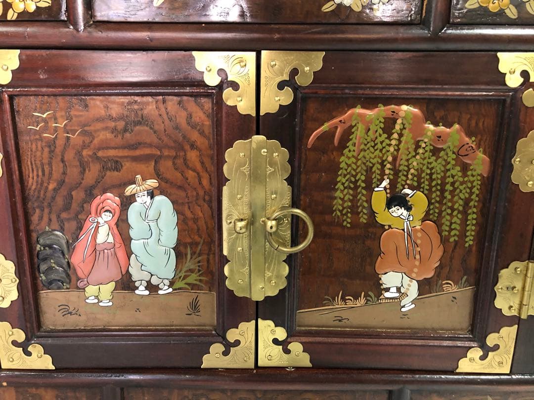 も*ん様 業者買取品！李朝家具 魚型錠前 手描き人物図 モリジャン 箪笥 飾り棚