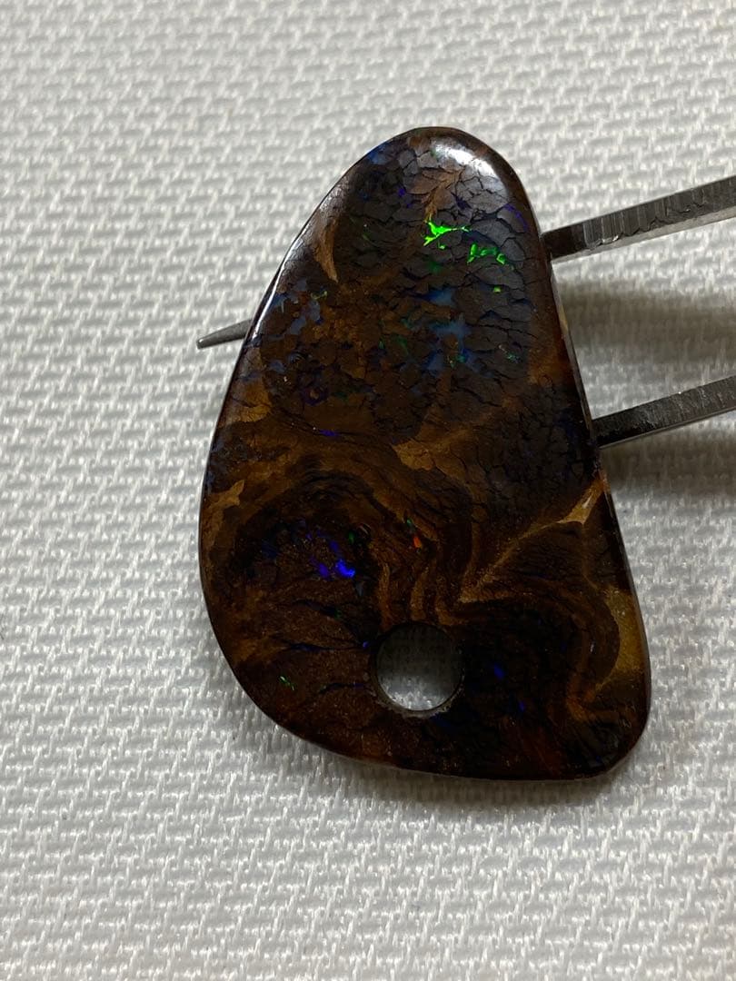 ボルダーオパール　穴あき　約24カラット