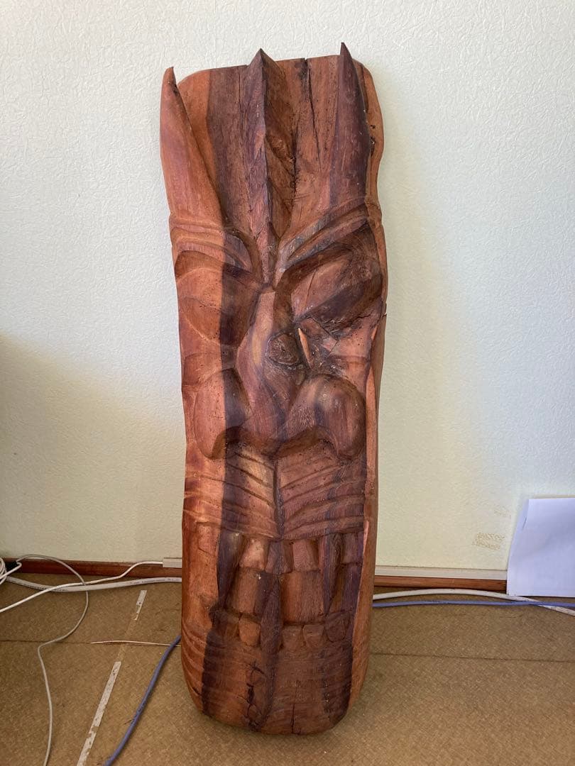 ハワイのティキ木彫り守り神の像