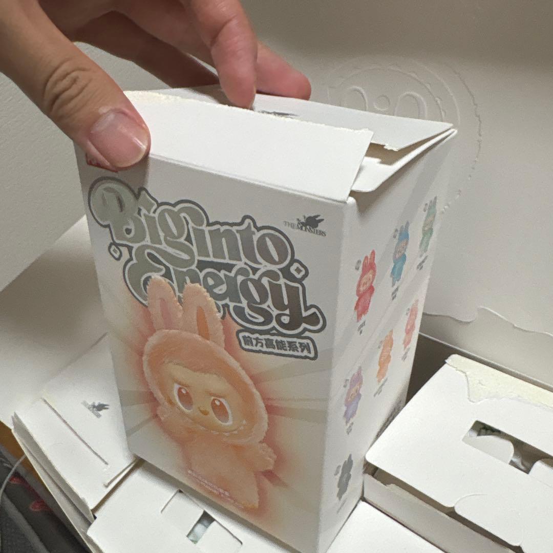 labubu ラブブ　pop mart big into energy