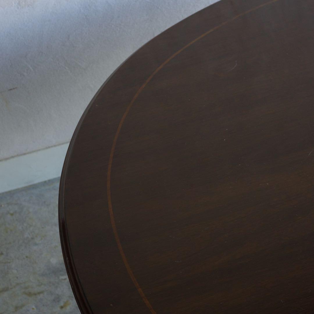 オーバルのテーブル　楕円形のテーブル