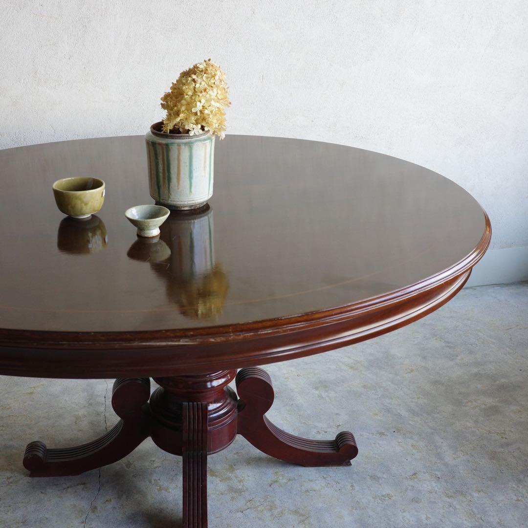 オーバルのテーブル　楕円形のテーブル